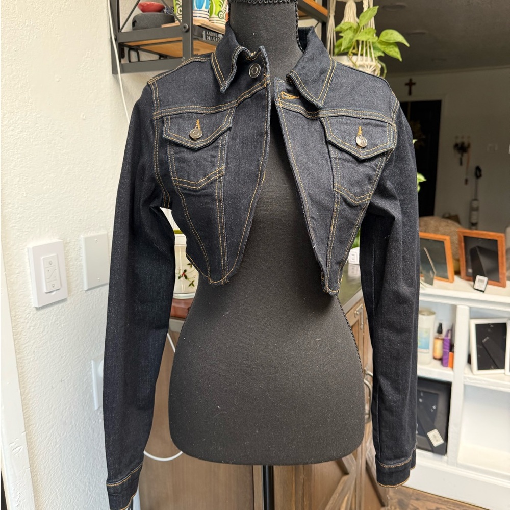 Cropped Black Denim Jacket with Contrast Stitching